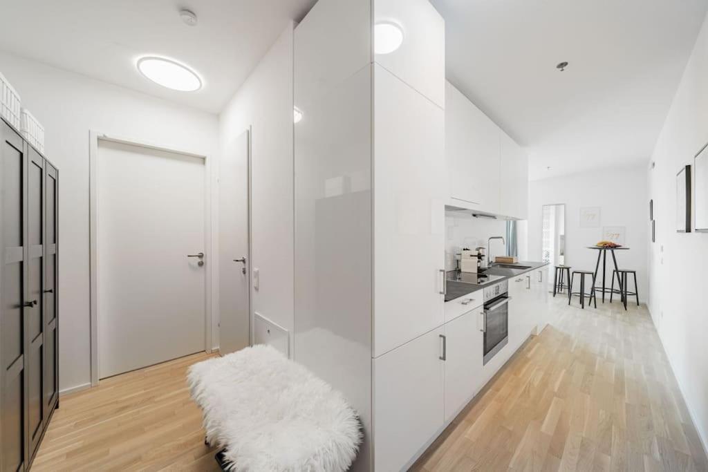 City Sky Studio Mit Balkon Vienna Esterno foto